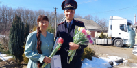 Белореченские полицейские с работниками банка подарили женщинам весеннее настроение - Газета Огни Кавказа